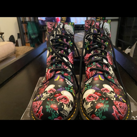 Dr. Martens Shoes - Doc Martens Ladies Gothic Rose &Skull Boots  Sz11